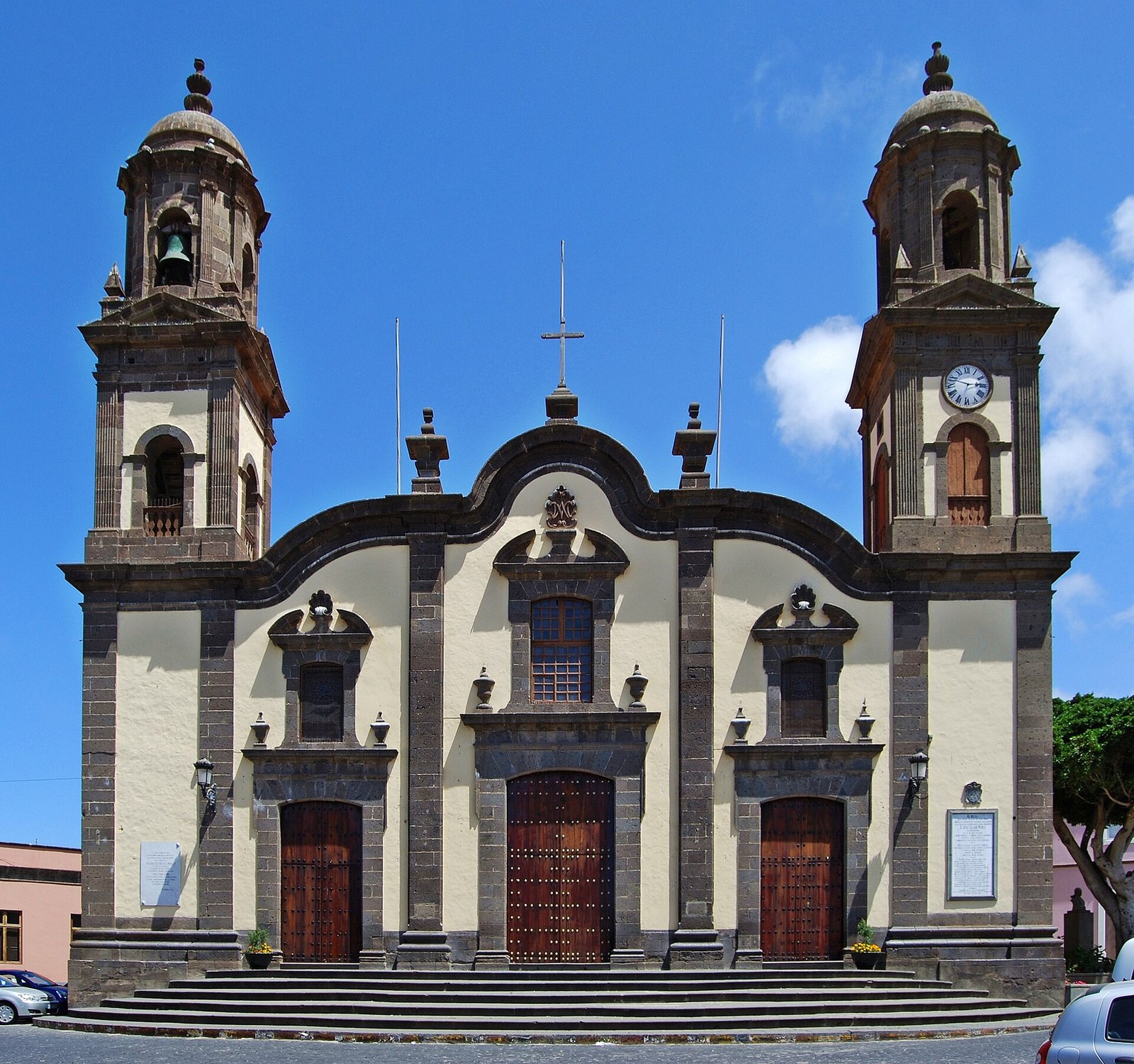 Centro storico di Guía addobbato con fiori per le feste