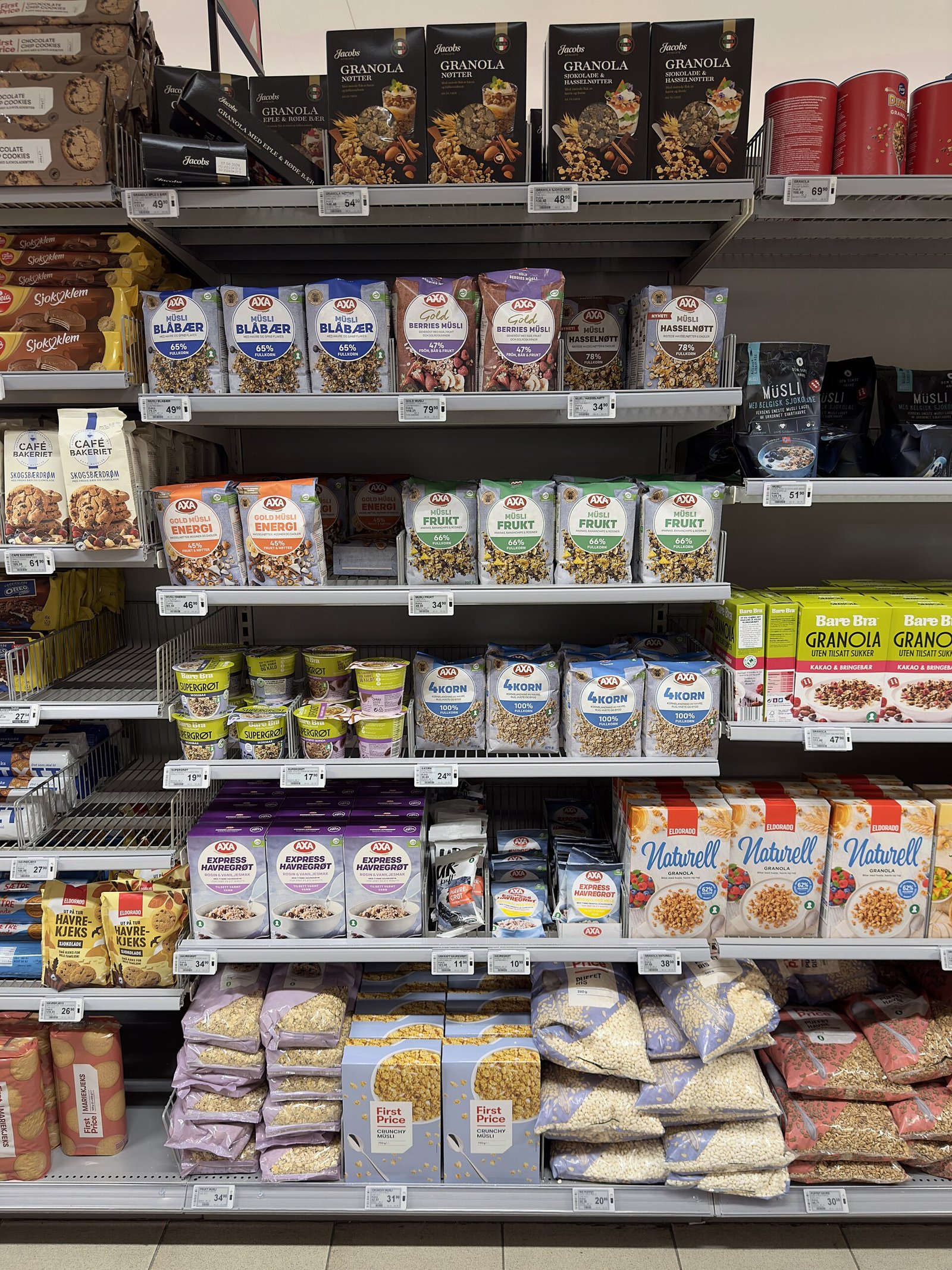 Interior moderno y luminoso de un supermercado HiperDino Express con productos frescos y estanterías ordenadas