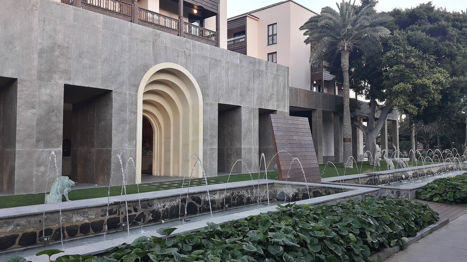 Fachada histórica del Hotel Santa Catalina en Las Palmas de Gran Canaria