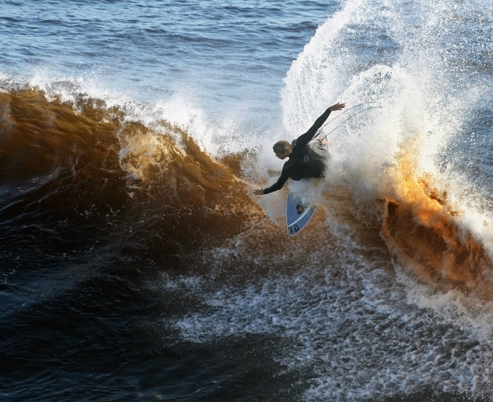 Spiaggia di Corralejo con surfista all'orizzonte e logo dell'International Ocean Film Tour