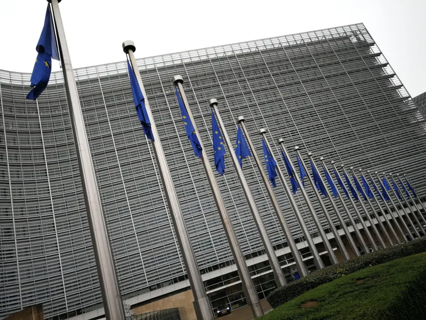 La Comisión Europea en Bruselas con banderas de la UE — imagen simbólica de los fondos europeos