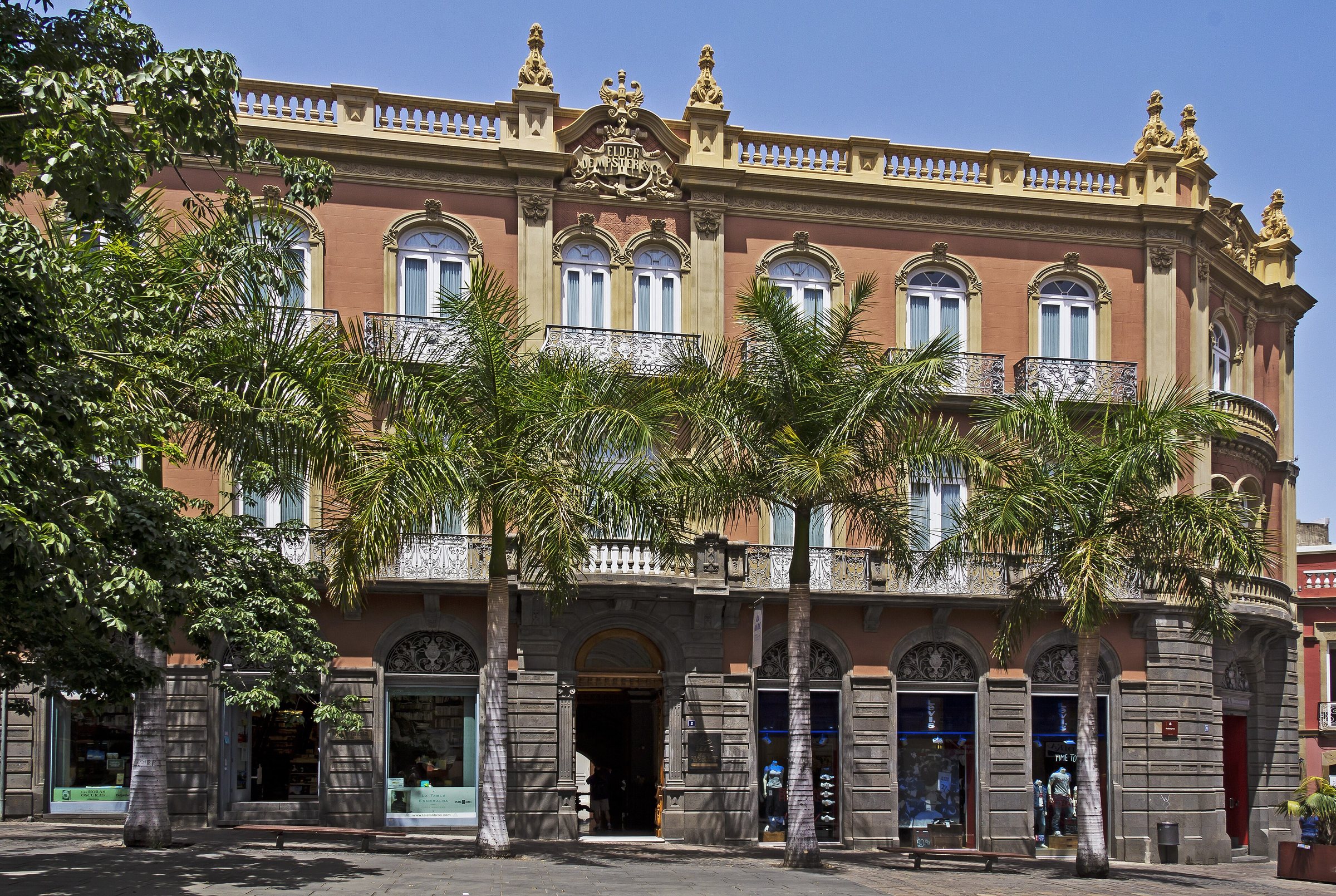 Immagine d’archivio: Palazzo storico con palme alle Canarie