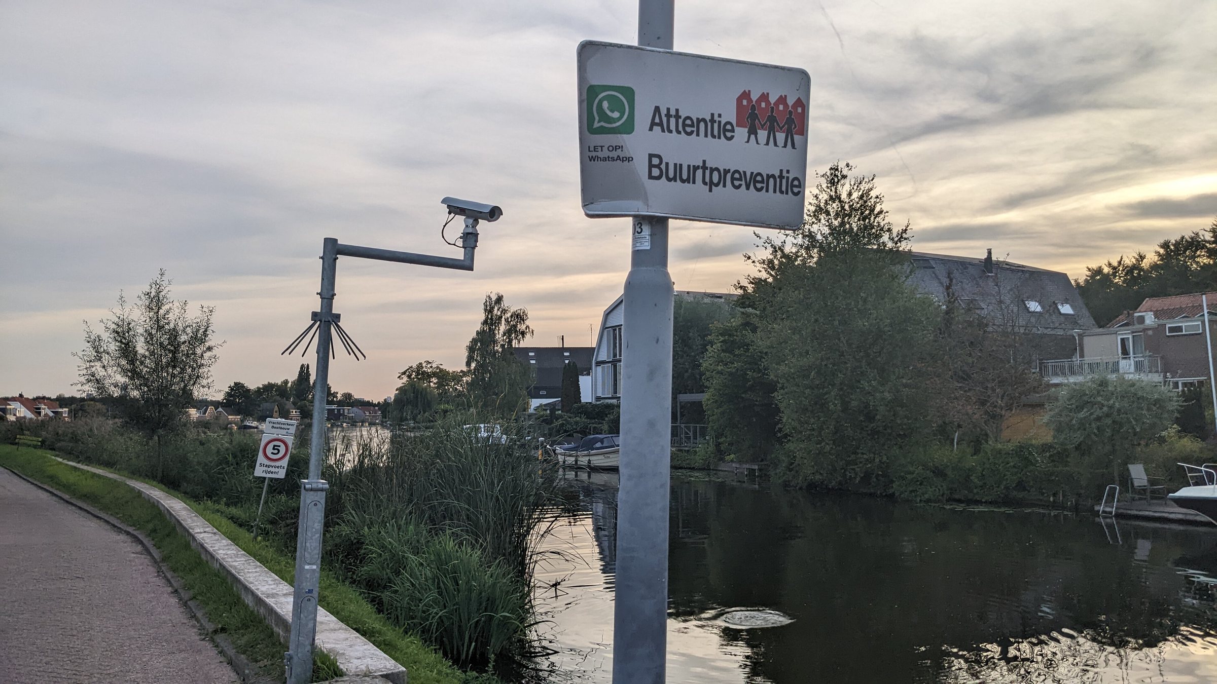Symbolbild: Bergse Linker Rottekade WhatsApp Buurtpreventie sign, Terbregge, Rotterdam (2022)