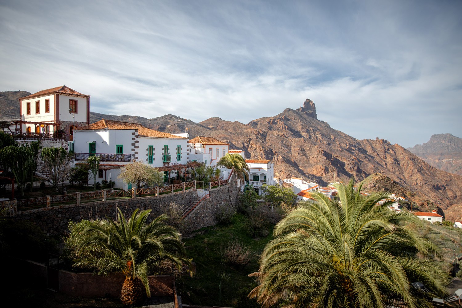 Weiße Wohnhäuser in Tejeda im Bergland von Gran Canaria mit dem Roque Bentayga