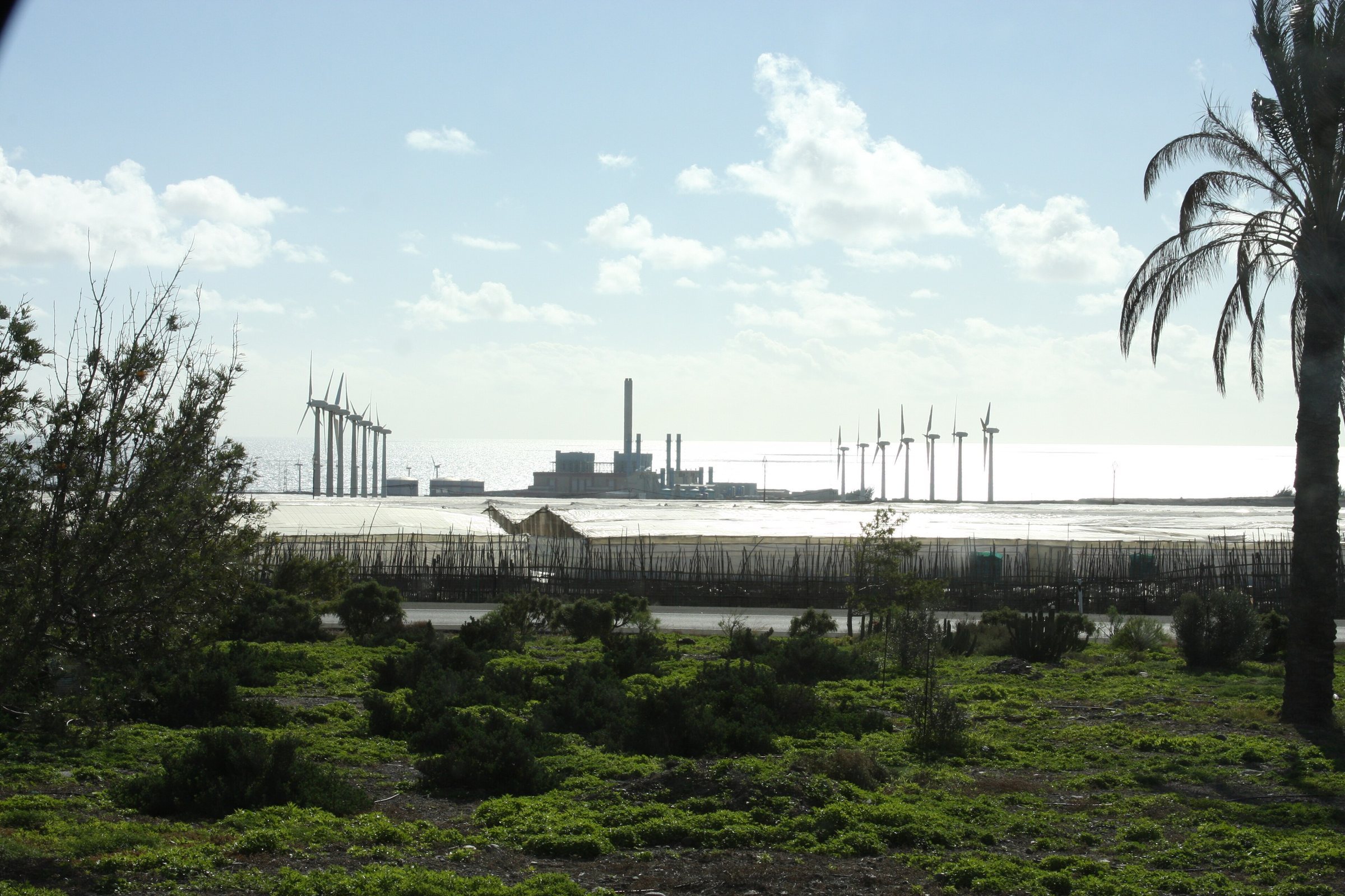 Symbolbild: Windräder und Kraftwerk an der Küste von Gran Canaria