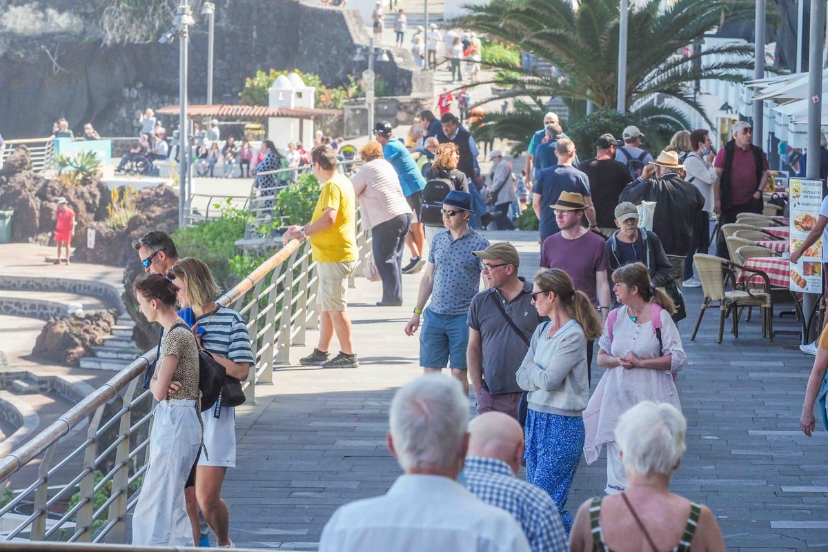 Touristen auf einer Strandpromenade auf den Kanaren