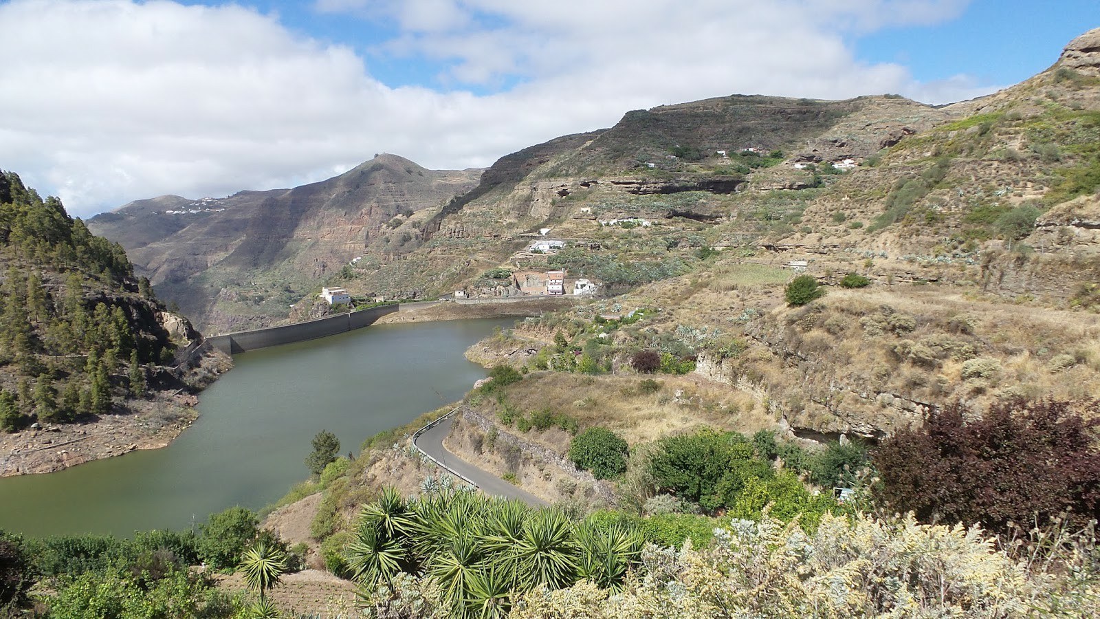Stausee mit Staumauer im Bergland von Gran Canaria