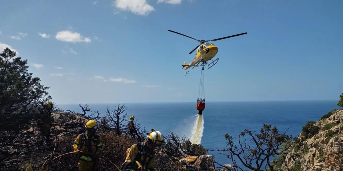 Firefighting helicopter and crews on a Canary coast