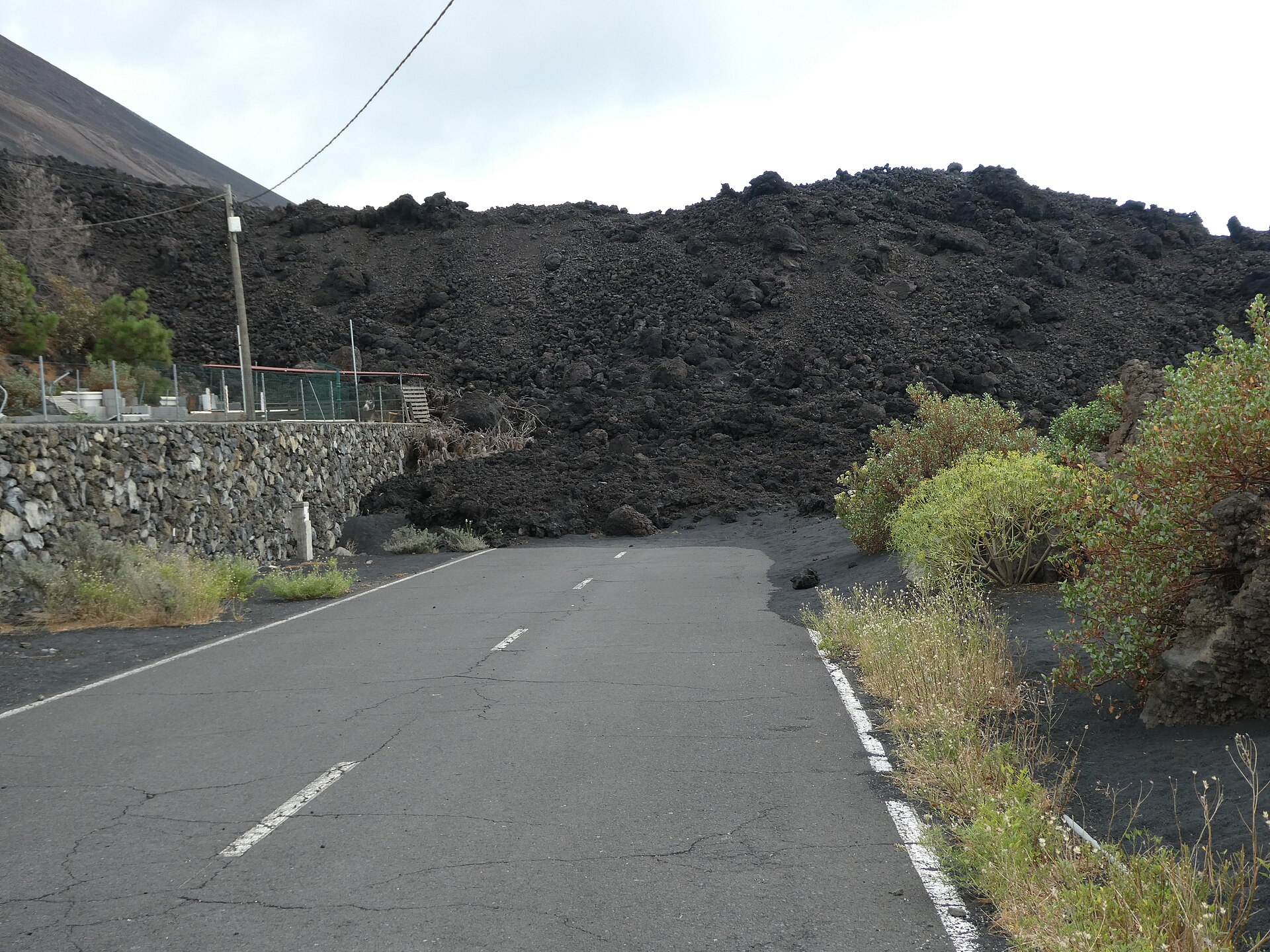 Symbolbild: Carretera cortada por la lava en la erupción volcánica de La Palma de 2021. Canarias, España, Spain