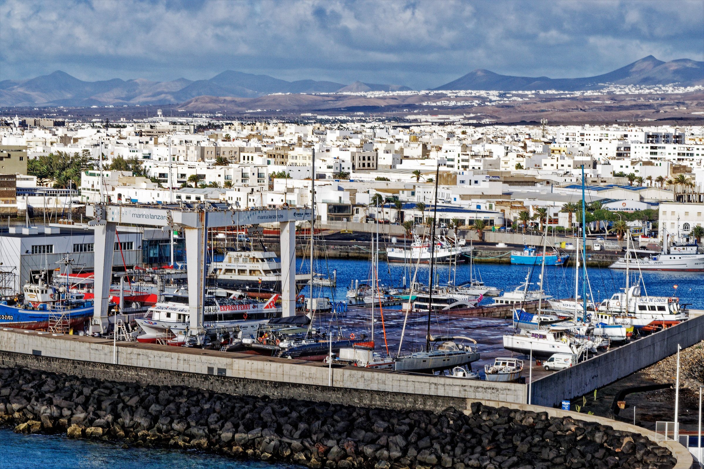 Immagine d'archivio: + Blick von Deck 14 eines Kreuzfahrtschiffs auf Arrecife