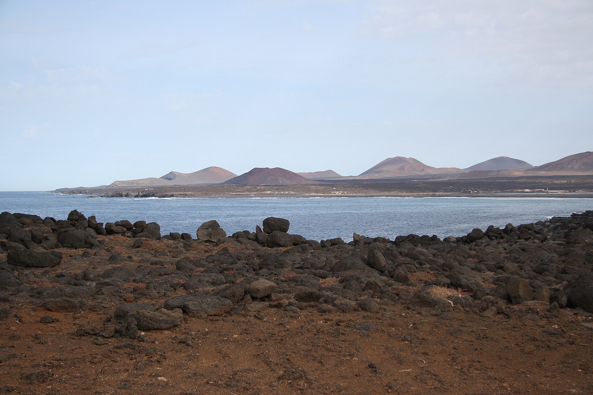 Symbolbild: Blick von der Küste an der Südwestecke von Lanzarote nordostwärts