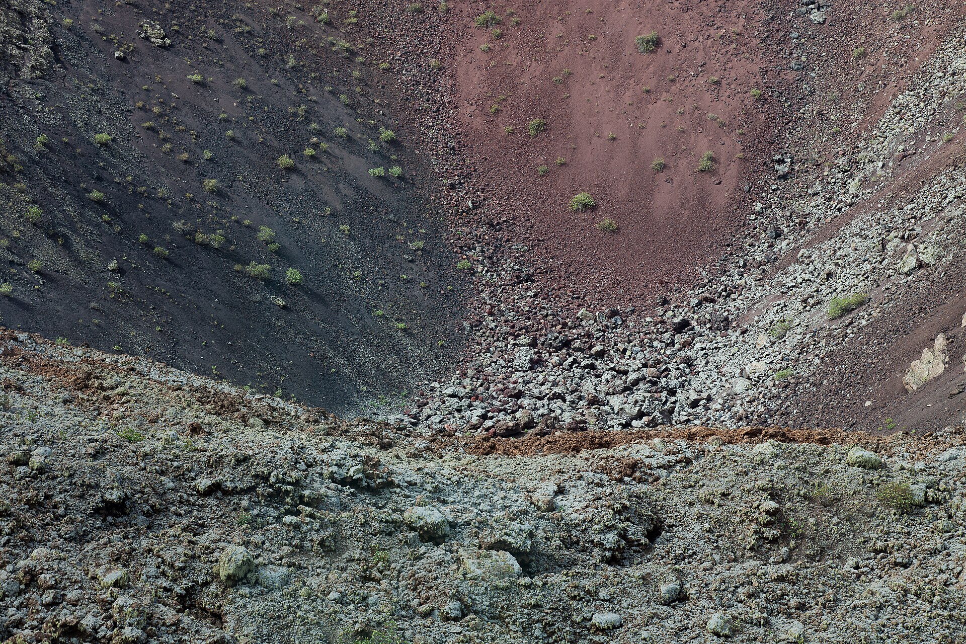 Immagine d'archivio: Cráter de volcán - Timanfaya - Lanzarote - Illas Canarias - Spain-T21