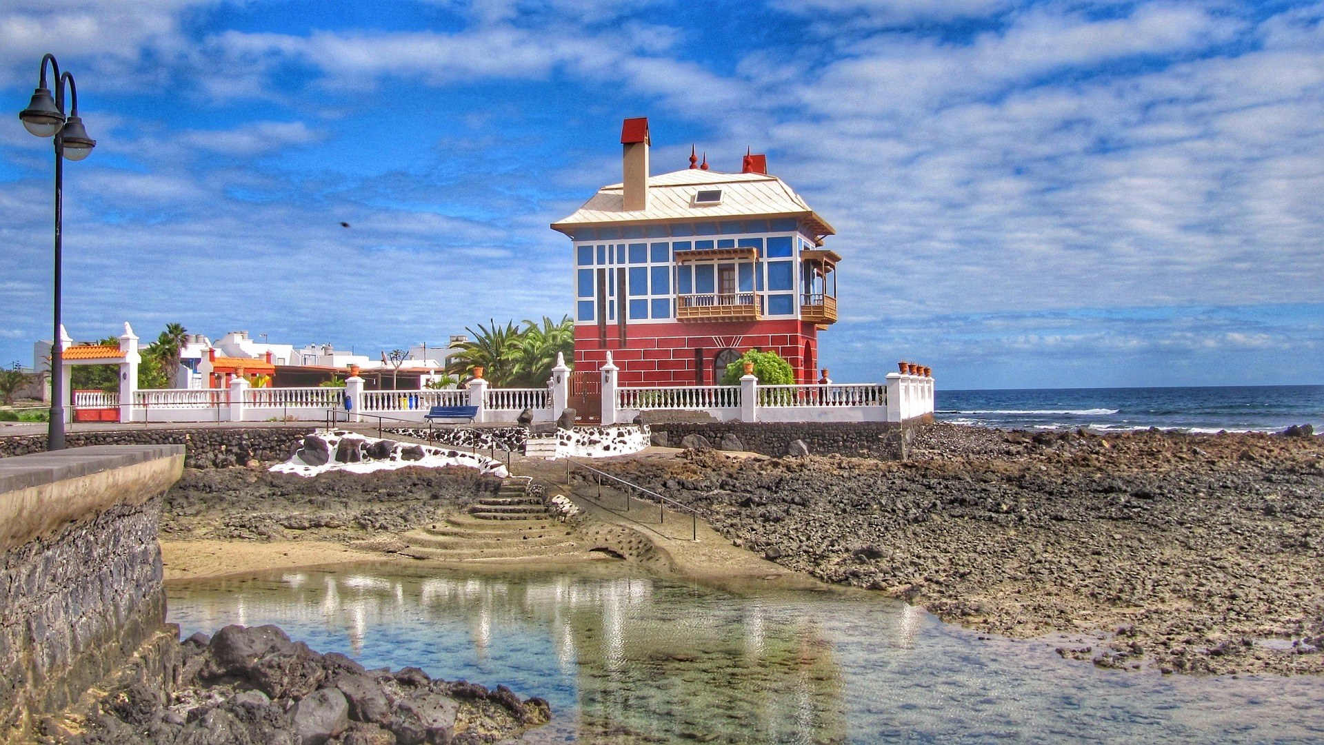 Küste von Arrieta auf Lanzarote mit dem bekannten blauen Haus am Meer