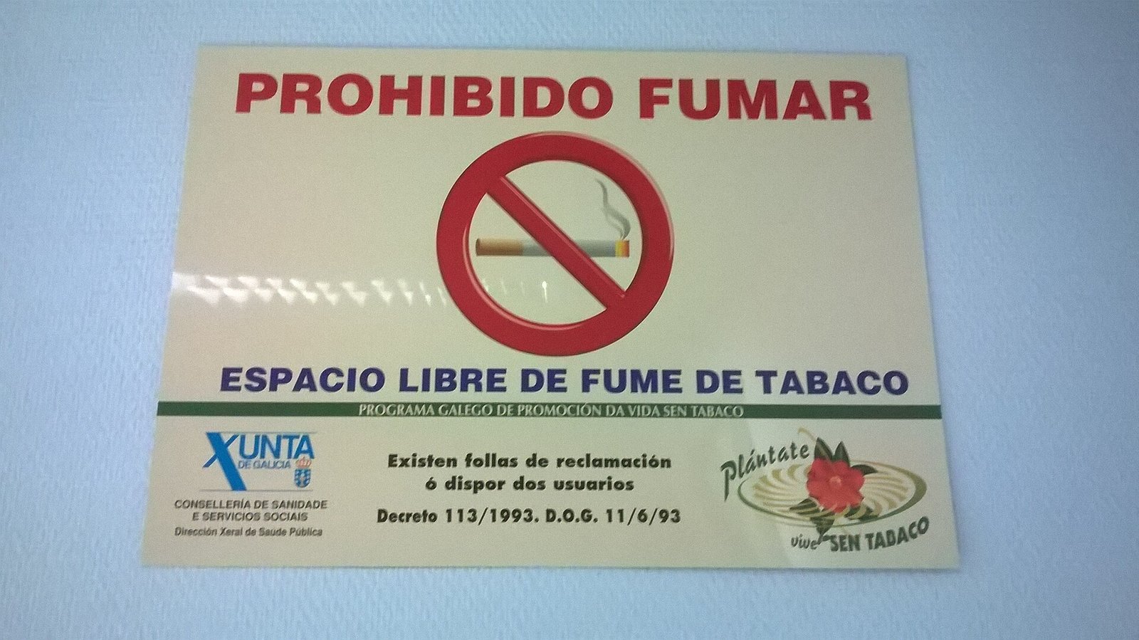 Spiaggia con ombrelloni e divieto di fumo