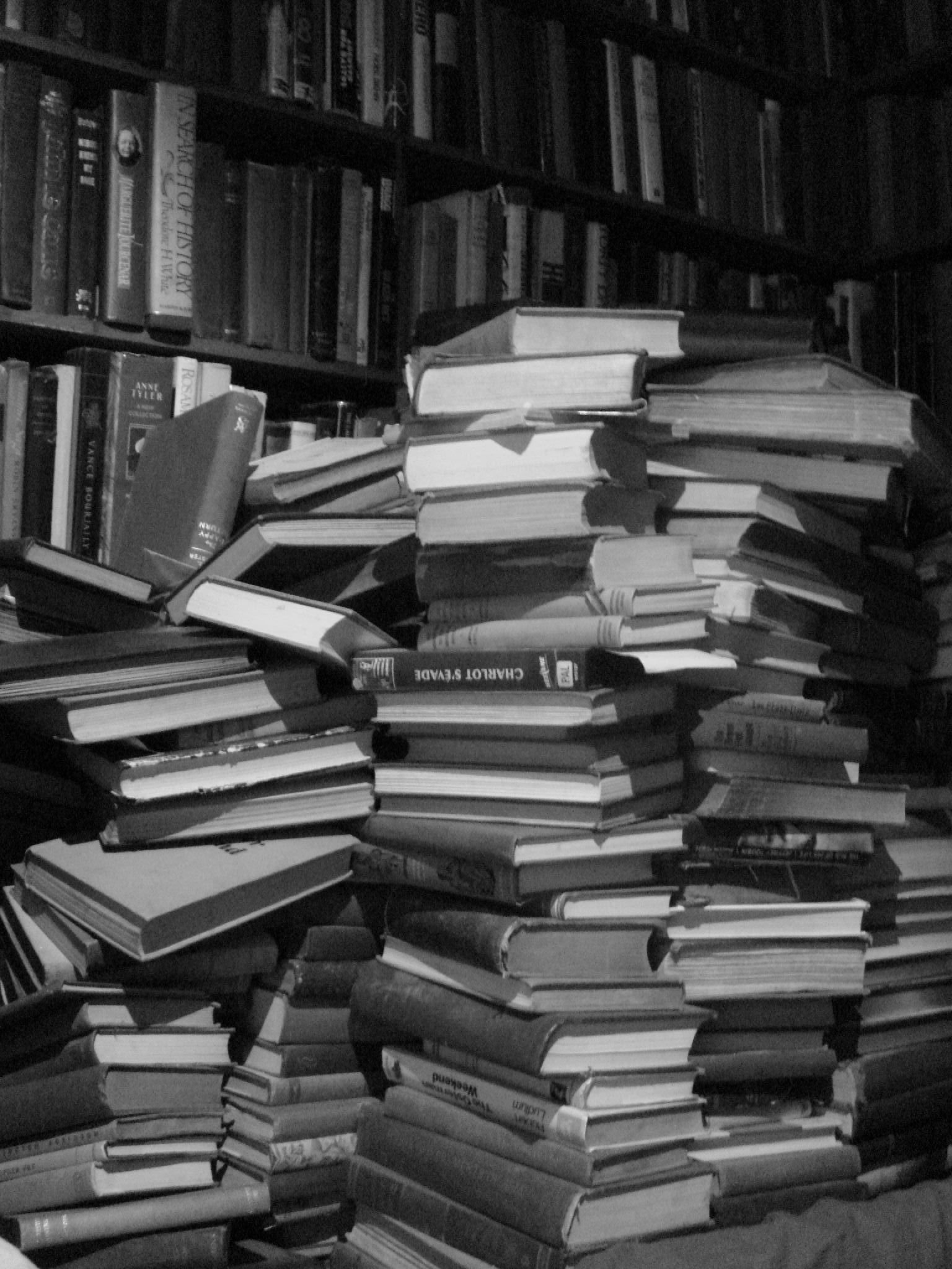 Libri di autori canari su un tavolo estivo