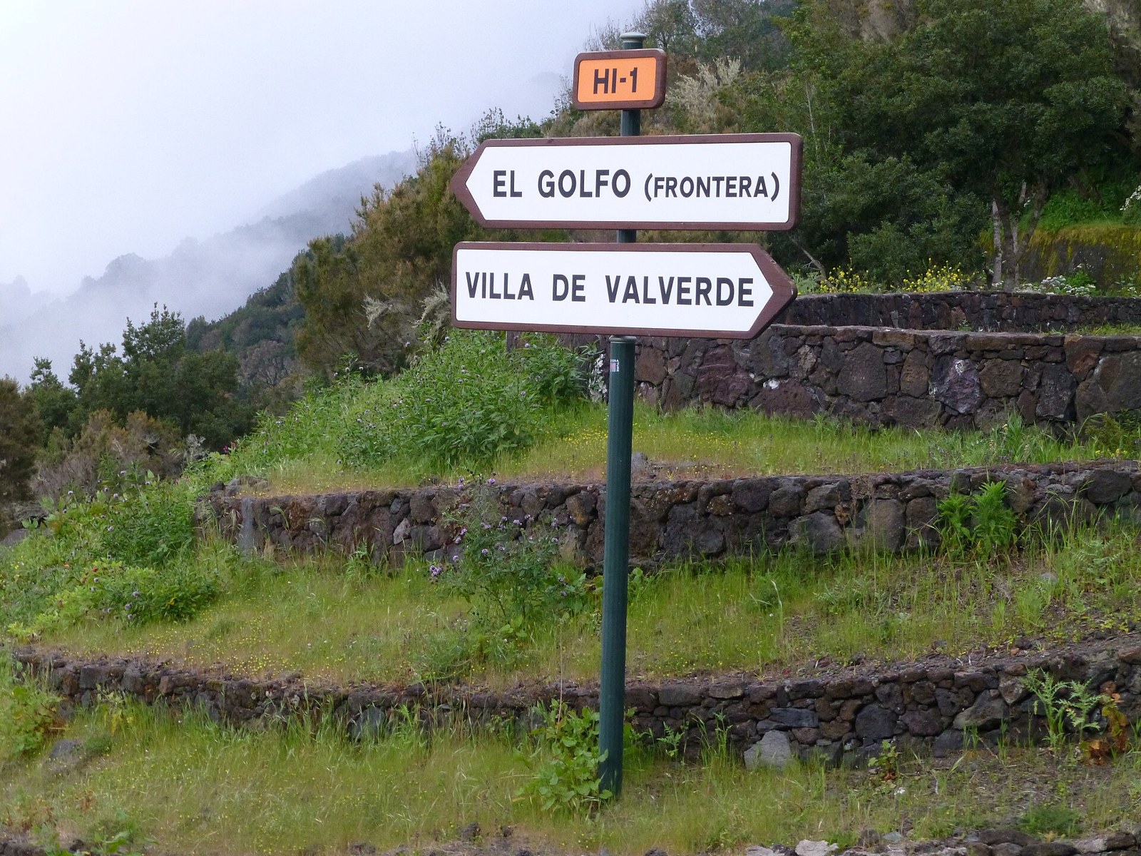 Wegweiser an der Landstrasse HI-1 auf El Hierro Richtung El Golfo (Frontera) und Valverde (Symbolbild)