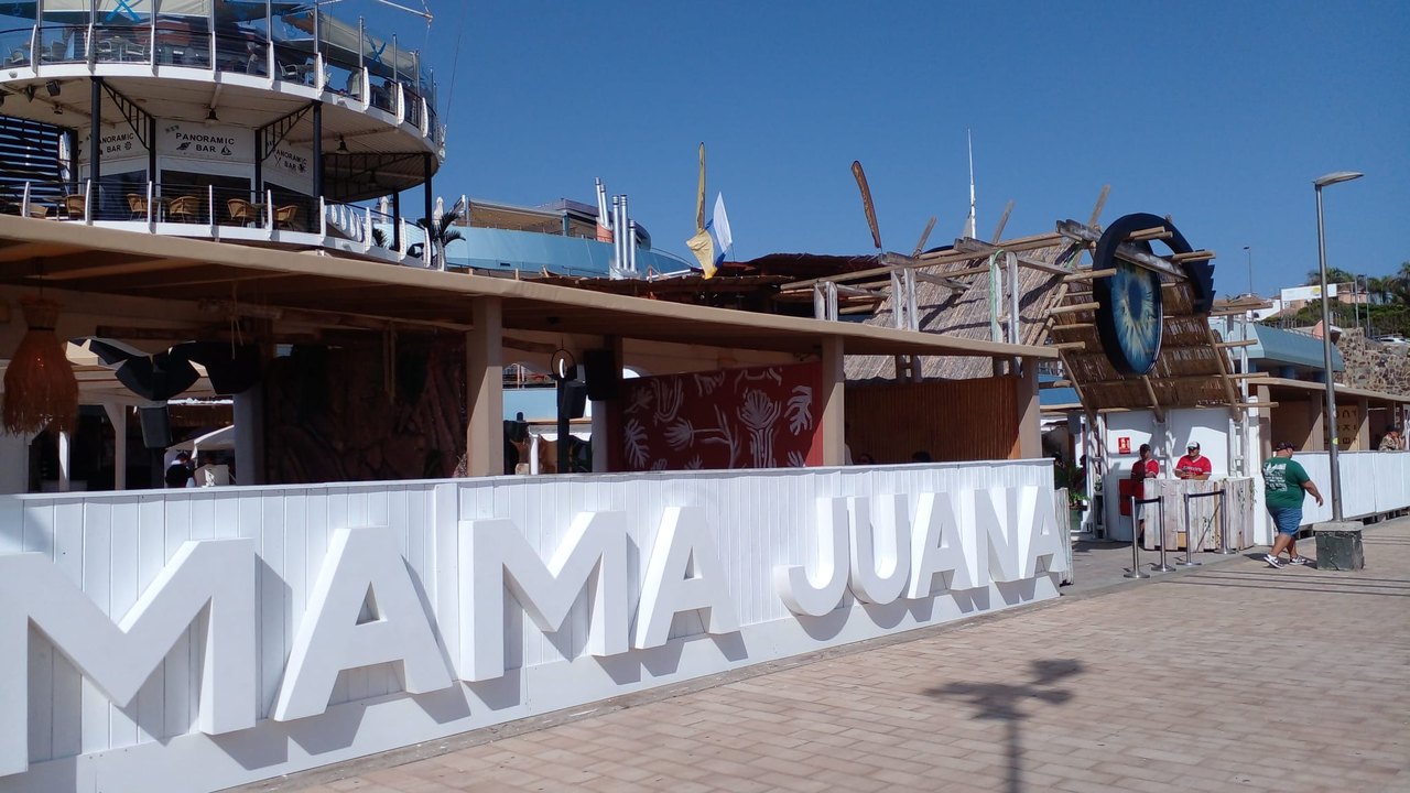 Der grosse weisse Schriftzug MAMA JUANA, dahinter das runde Panoramic-Bar-Gebäude
