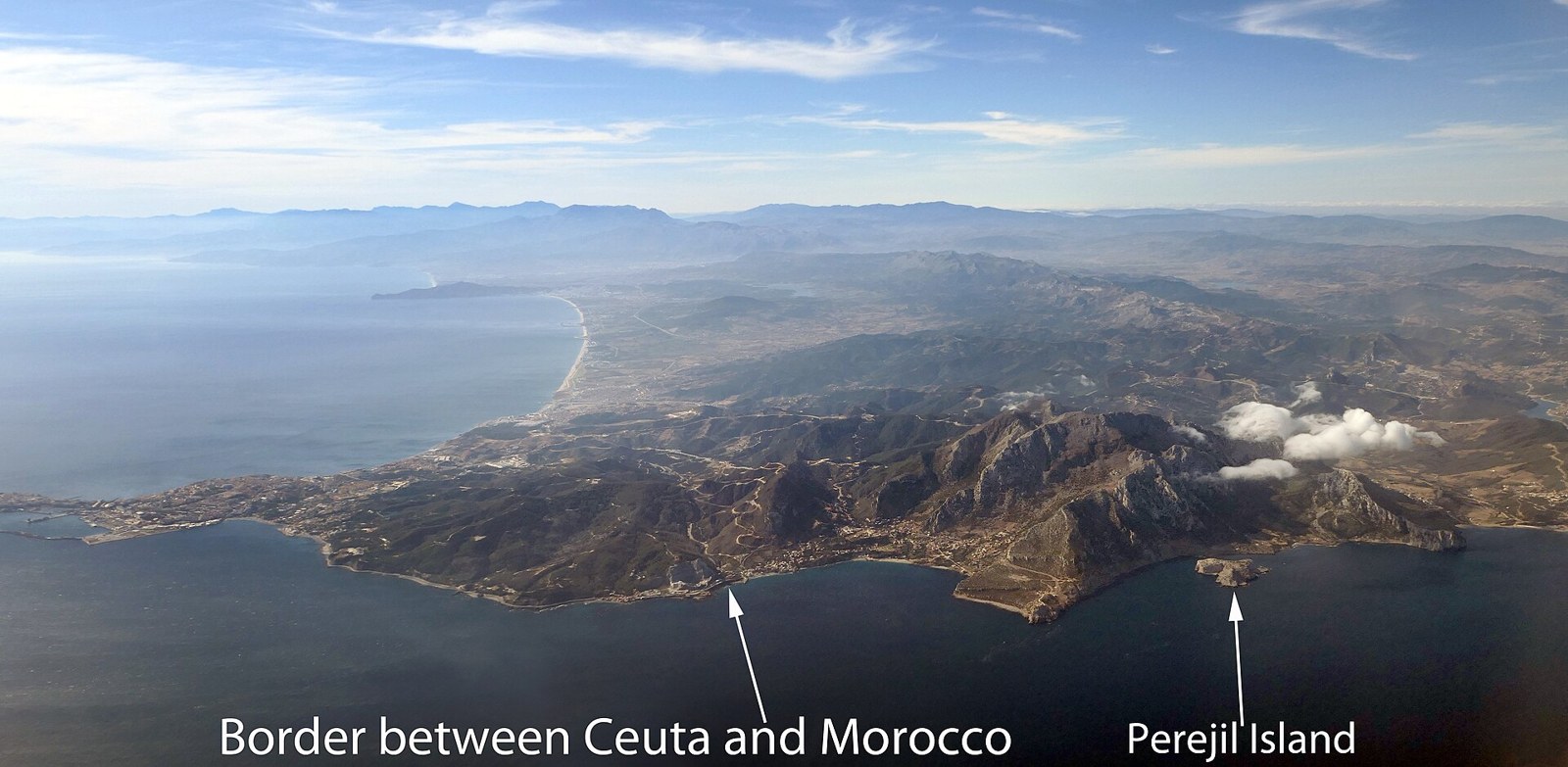 Veduta aerea di Ceuta e della costa marocchina con l'isola di Perejil