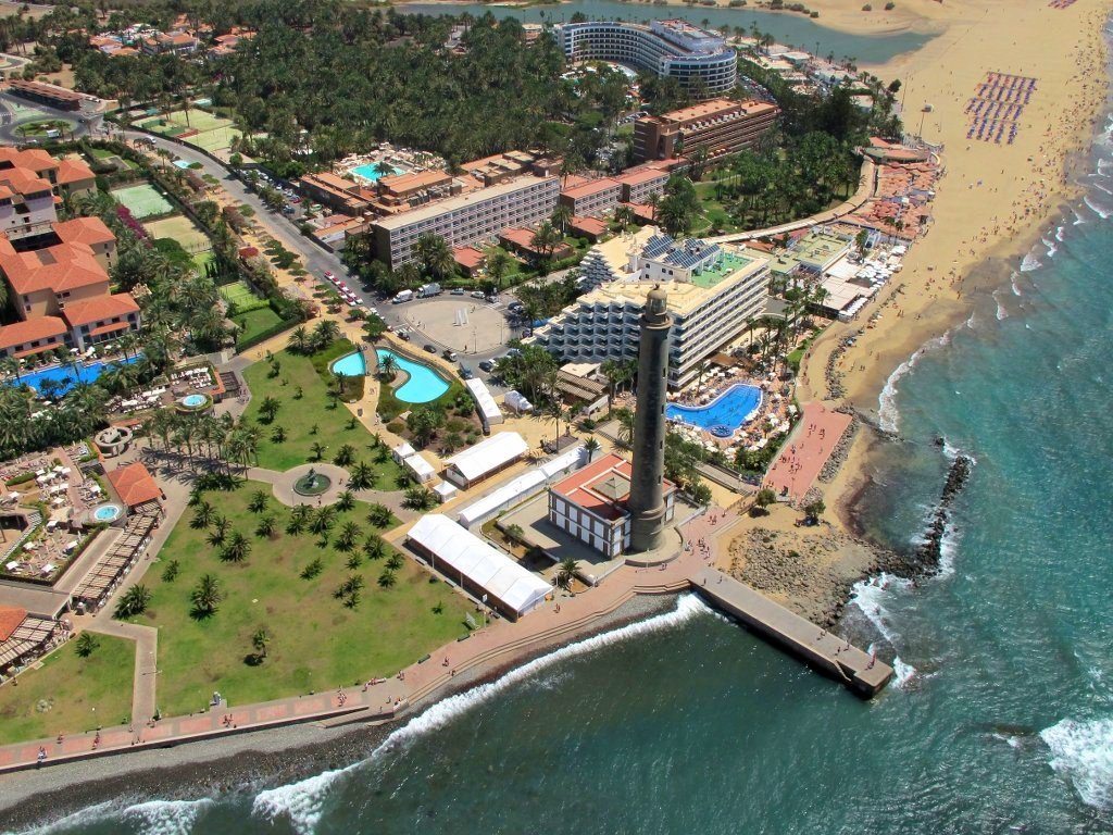 Strand mit blauem Himmel und der Blauen Flagge als Symbol für Sauberkeit und Sicherheit