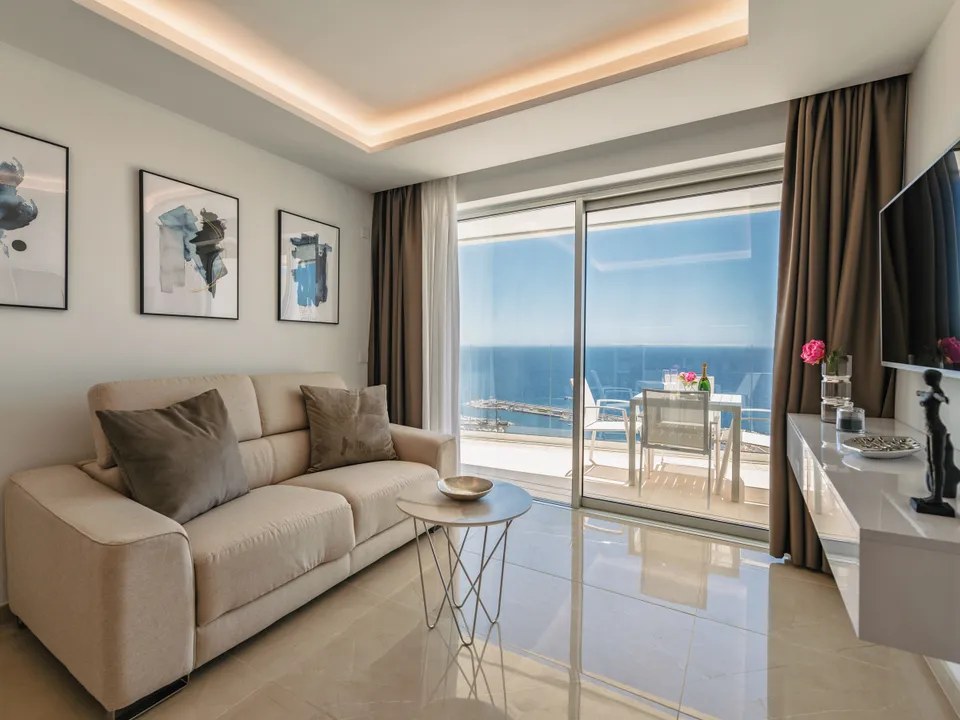 Salón luminoso con vistas al mar y terraza — vivienda vacacional típica de Canarias