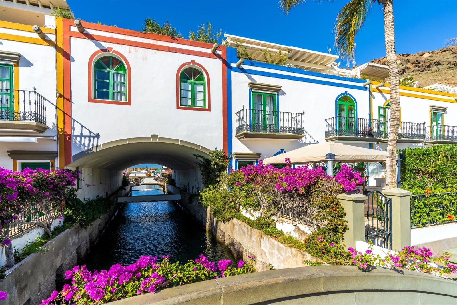 Puerto de Mogán, la «pequeña Venecia» de Gran Canaria, con buganvilla, casas de colores y canal