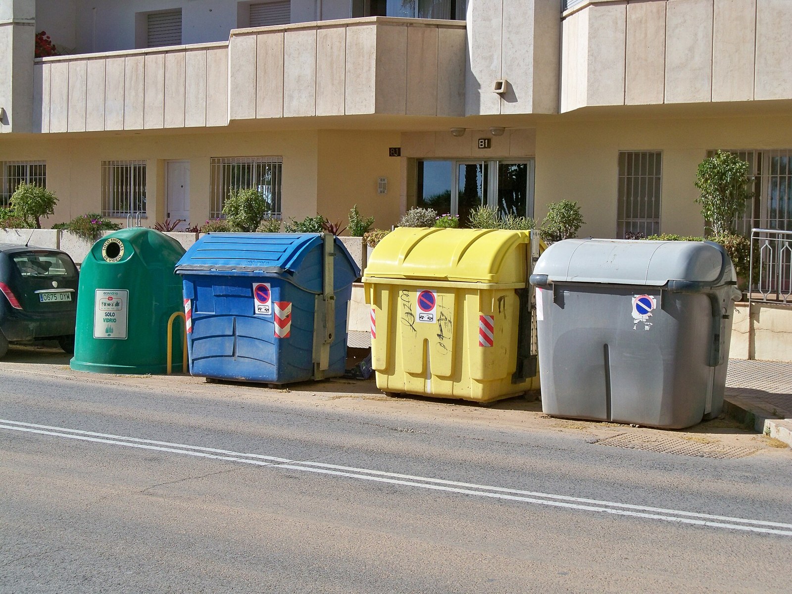 Contenedores de basura en una calle (imagen de recurso)