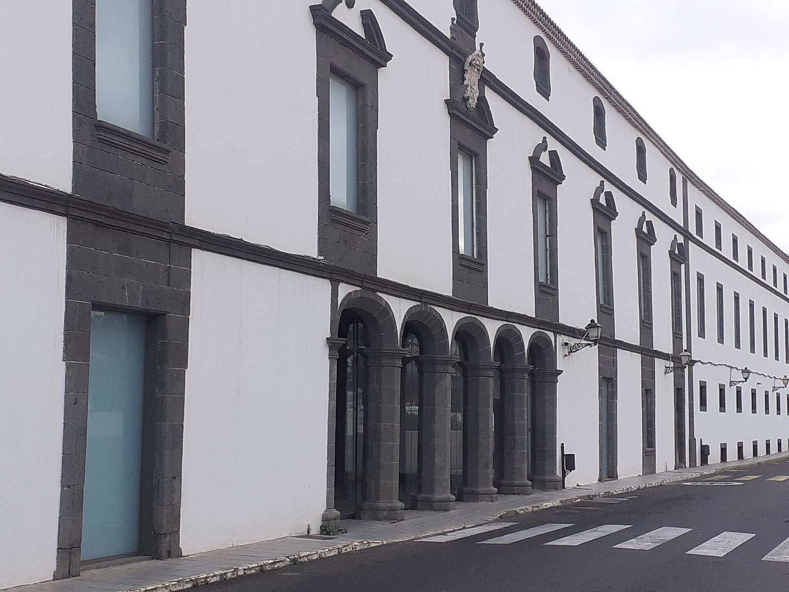 Historische Fassade des Hospital de San Martín in Vegueta, dem zukünftigen MUBEA Kunstmuseum auf Gran Canaria
