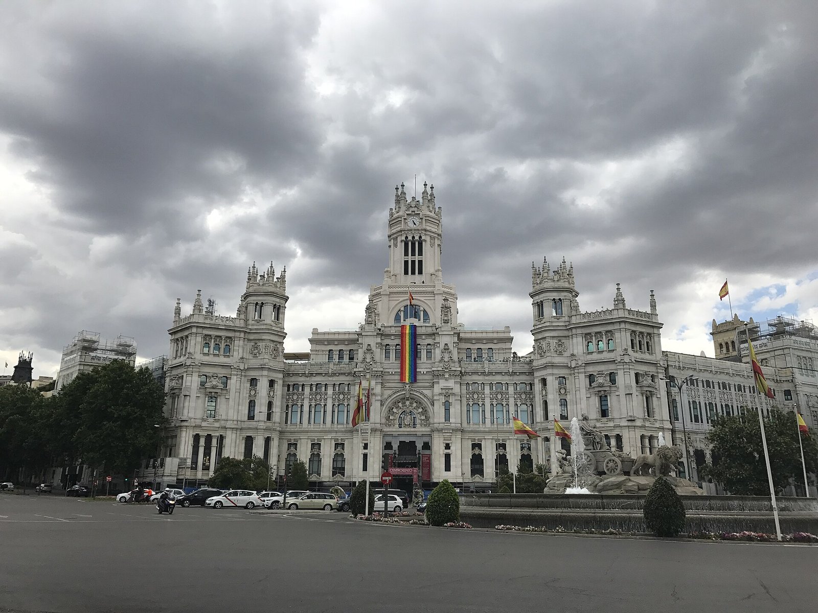 Festa arcobaleno in un paese costiero delle Canarie