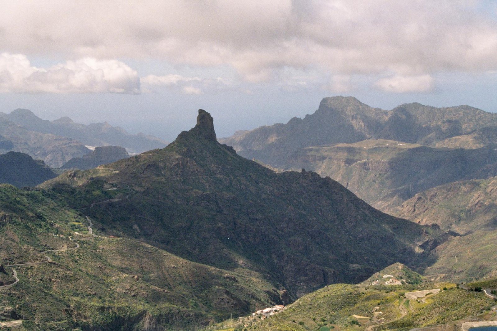 Archäologische Stätte mit Höhlenwohnungen der Ureinwohner Gran Canarias in einer bergigen Landschaft