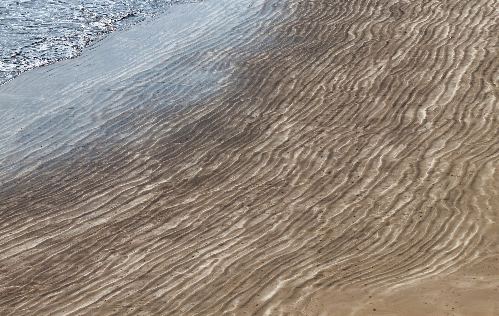 Quiet view of San Agustin beach on a sunny day in Gran Canaria