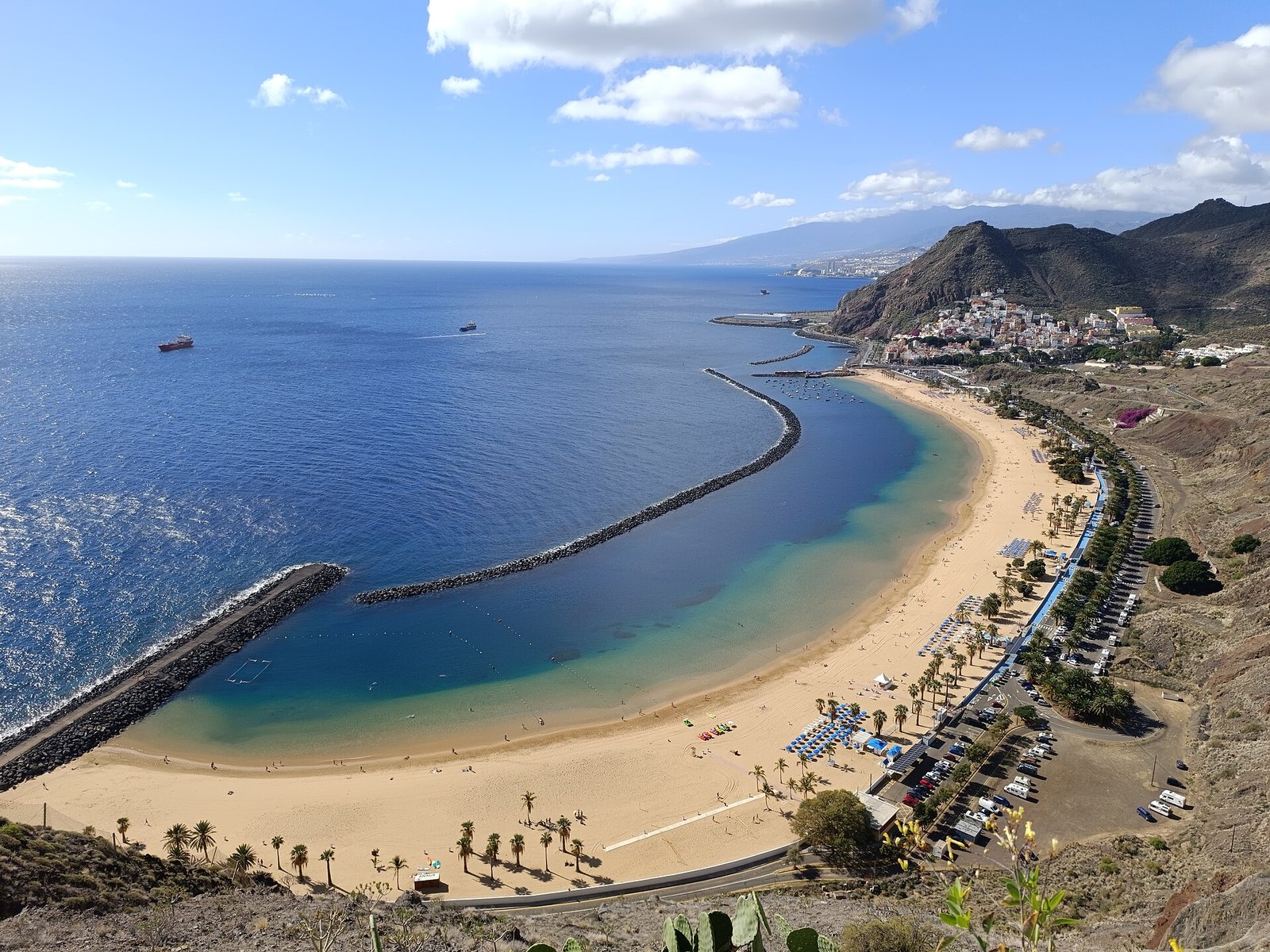 Playa de Las Teresitas a Tenerife vista dall'alto
