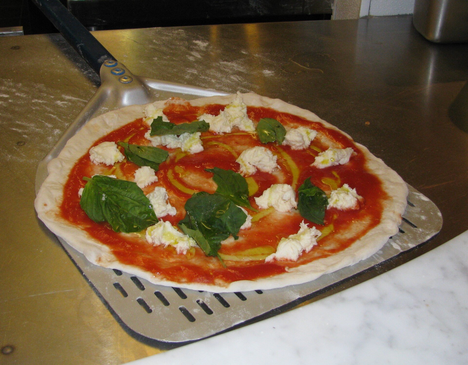 Neapolitanische Pizza mit luftigem Rand, Spezialität von Pomodoro & Mozzarella in Triana