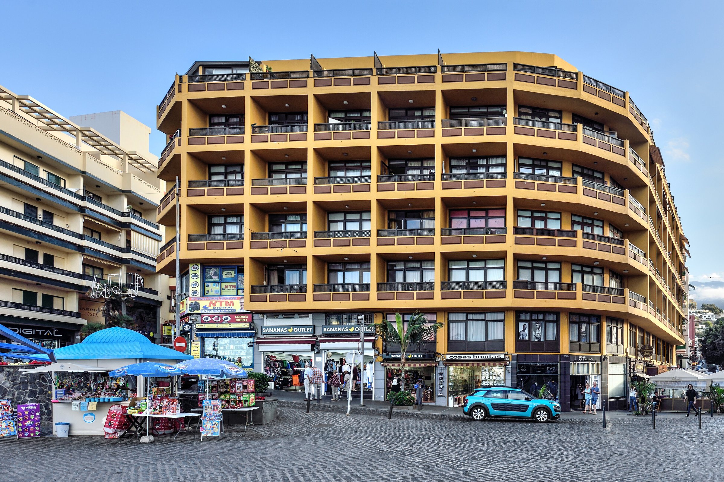 Imagen de archivo: Puerto de la Cruz Tenerife - Building opposite fishing port