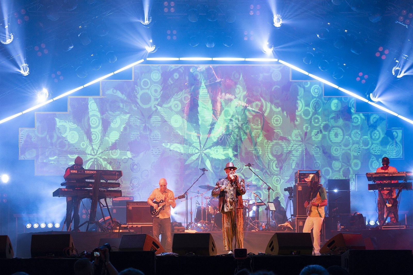 Folla che balla a un festival reggae all'aperto vicino al mare a Tenerife