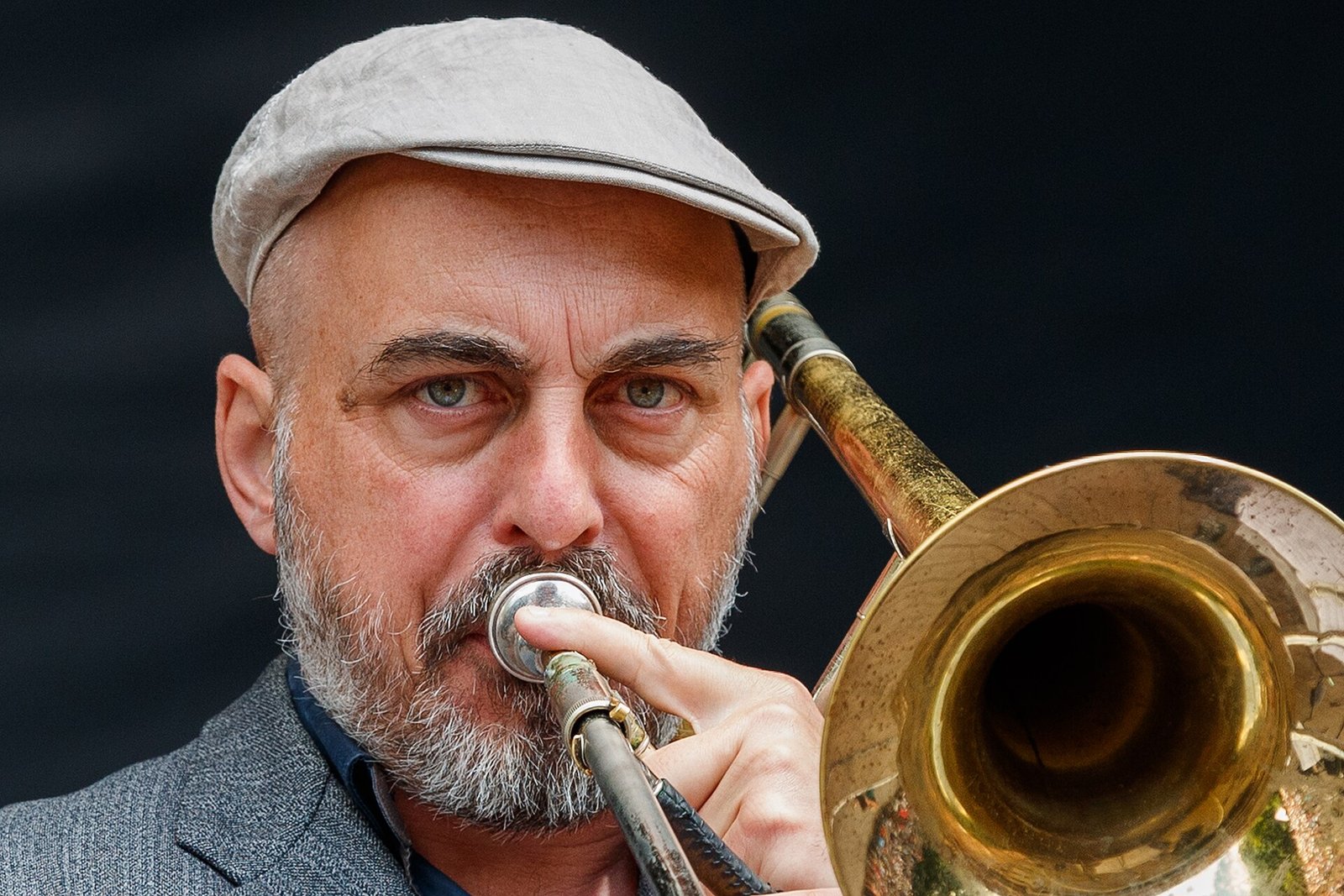 Blick auf die Bühne eines intimen Jazzclubs mit blauer Beleuchtung
