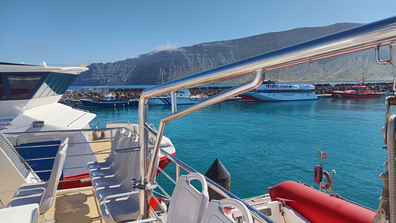 Veduta aerea della spiaggia di Pedro Barba a La Graciosa con case bianche e mare turchese