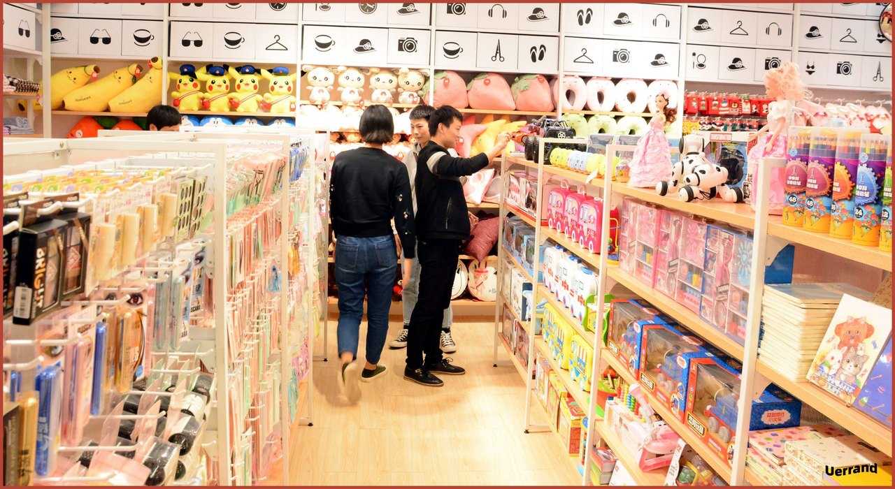 Chinesischer Verkaufsladen mit Plüschtieren, Spielzeug, Schminke und Kleinwaren — Pikachu, Puppen, Modellautos auf den Regalen