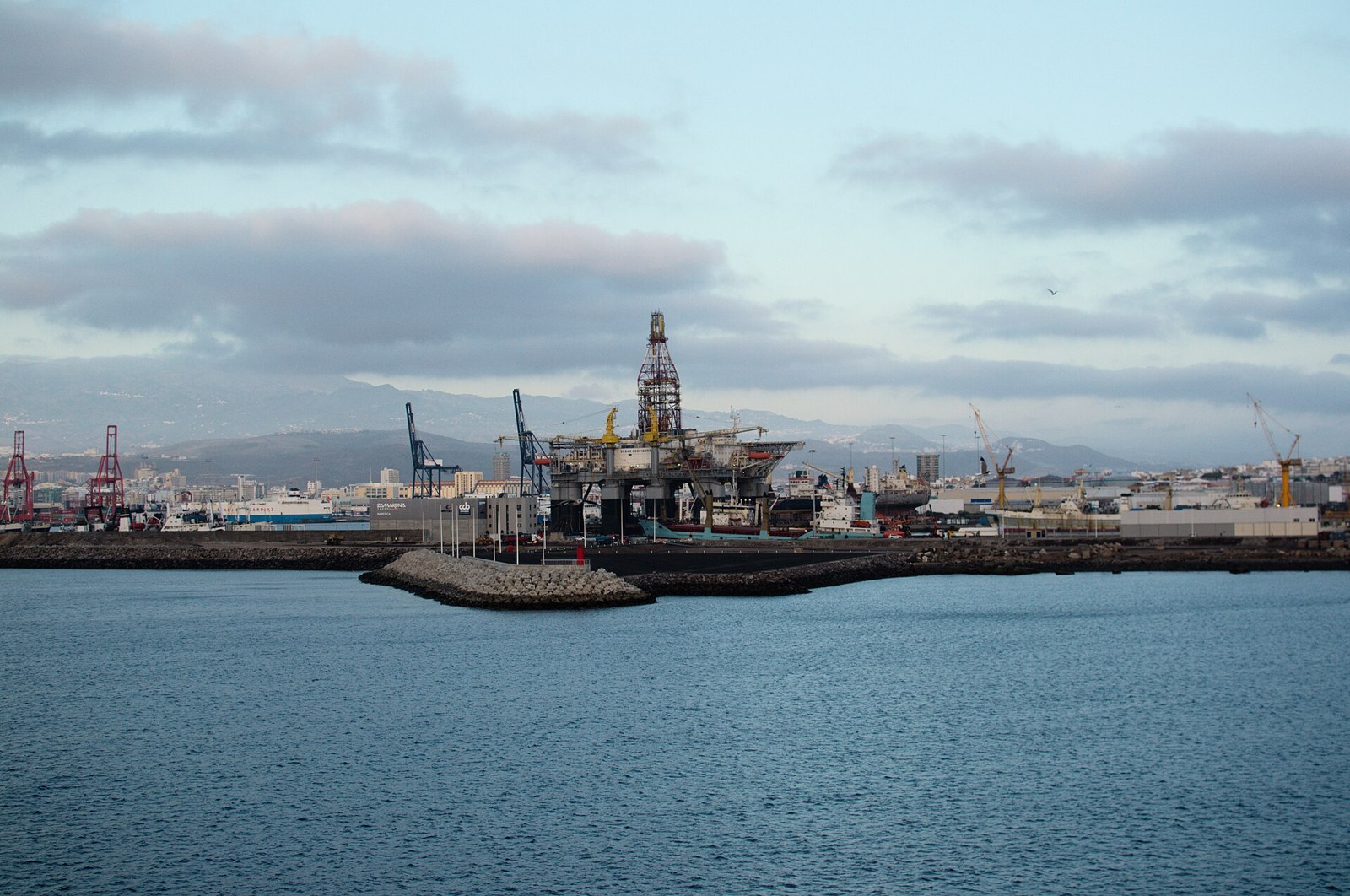 A view of the port of Las Palmas de Gran Canaria (illustrative)