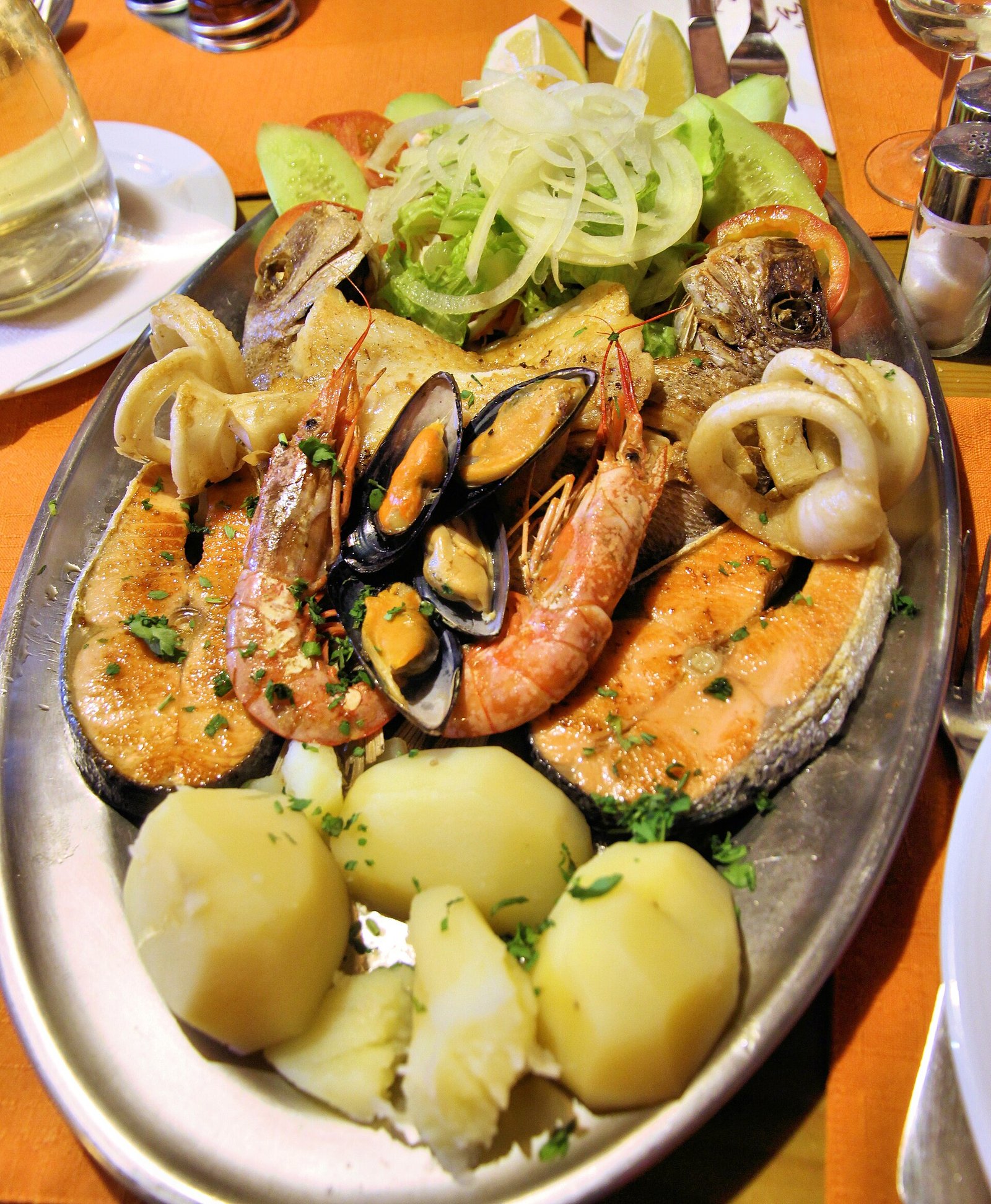 Tavolo con piatti di pesce in una taverna sul mare a Tenerife