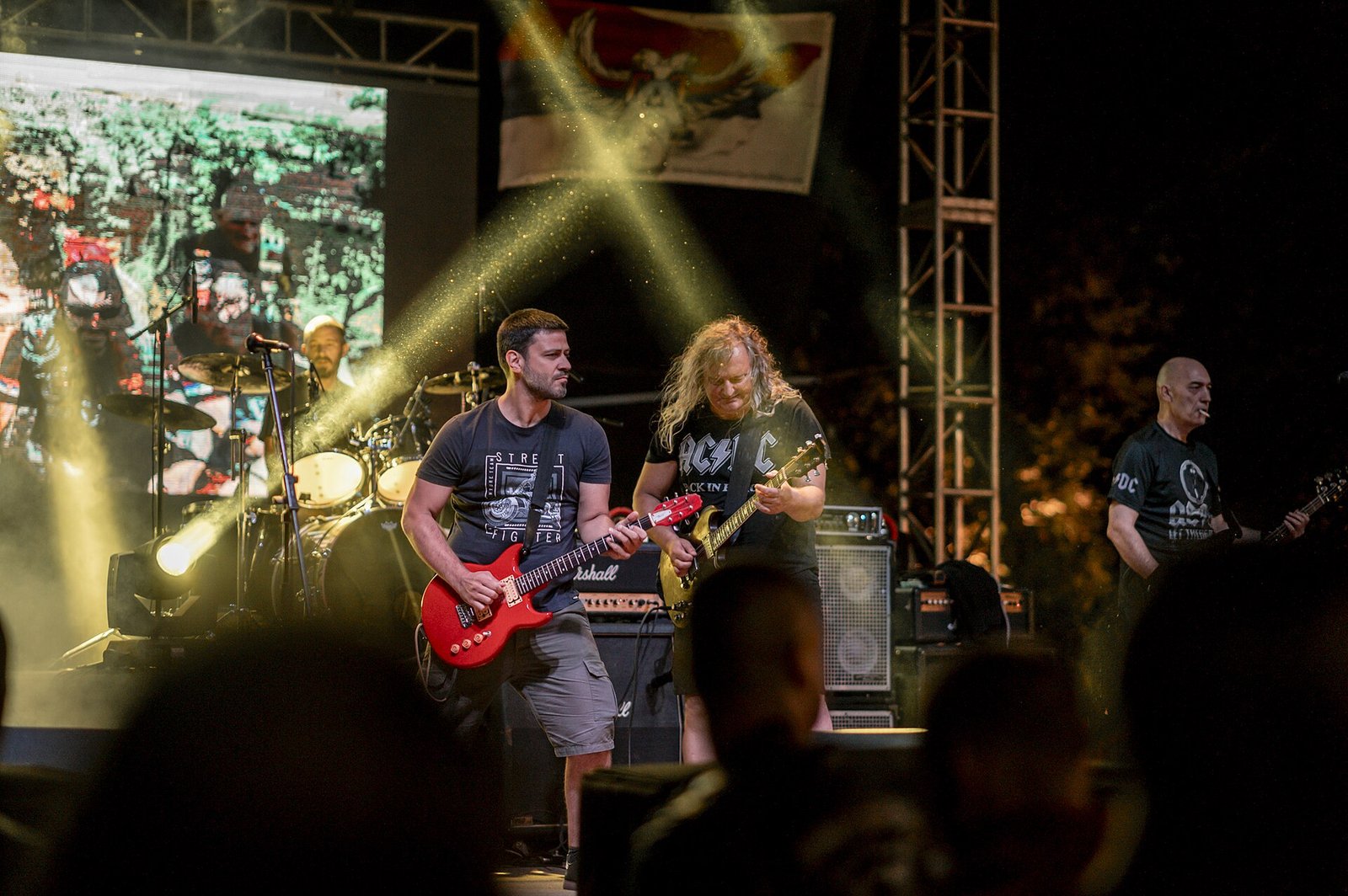 Escenario de concierto al aire libre en Tenerife con palmeras y público