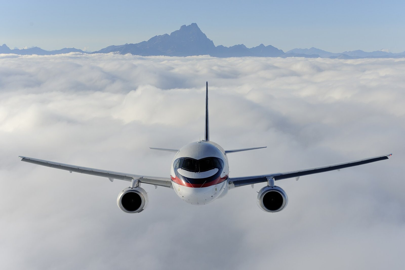 Avion comercial despegando (imagen de recurso)