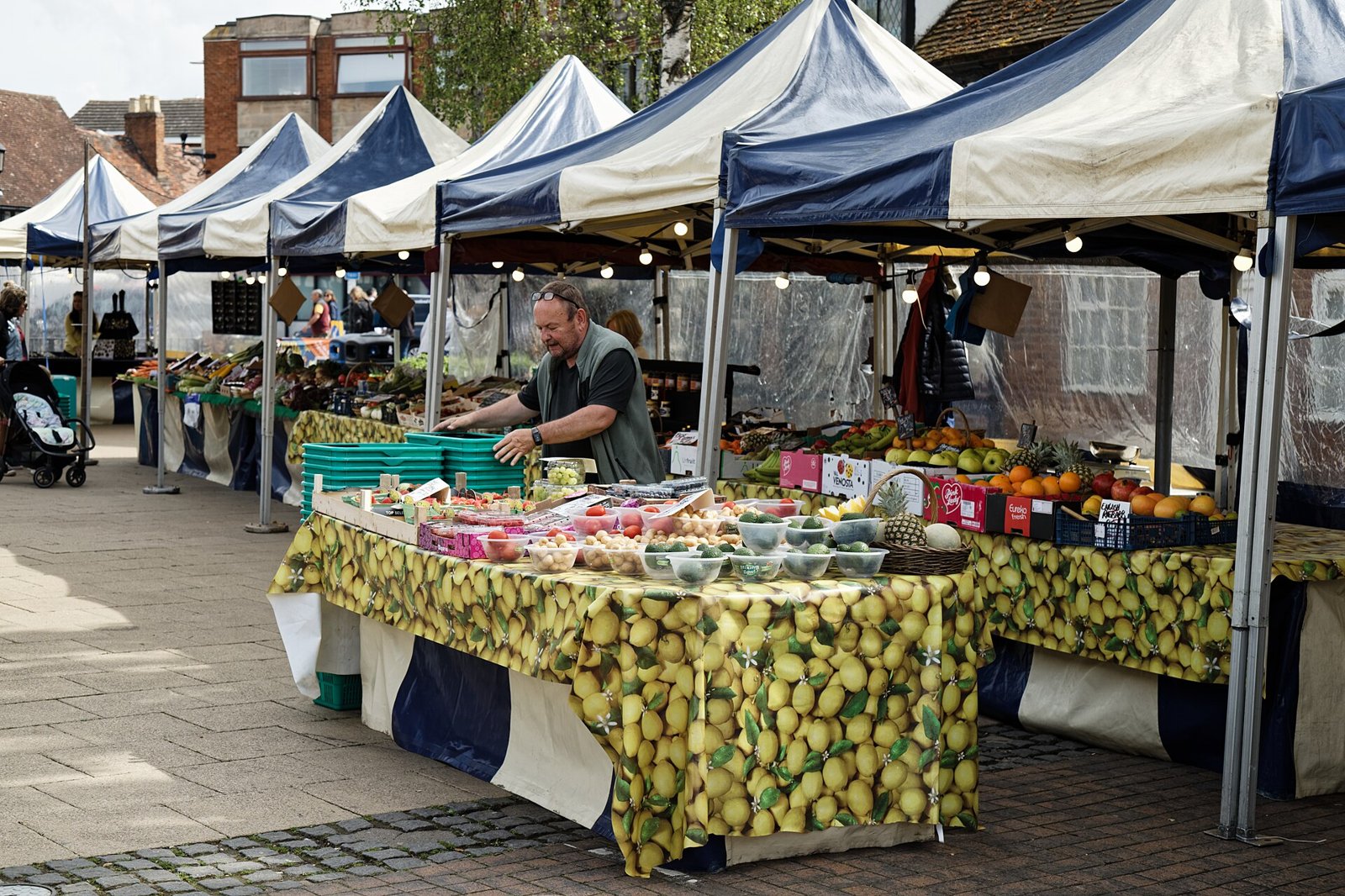 Banco di frutta al mercato (immagine simbolica)