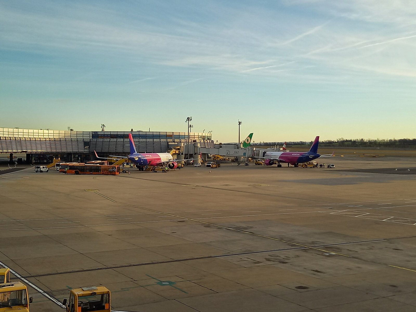 Aereo passeggeri in aeroporto (immagine simbolica)
