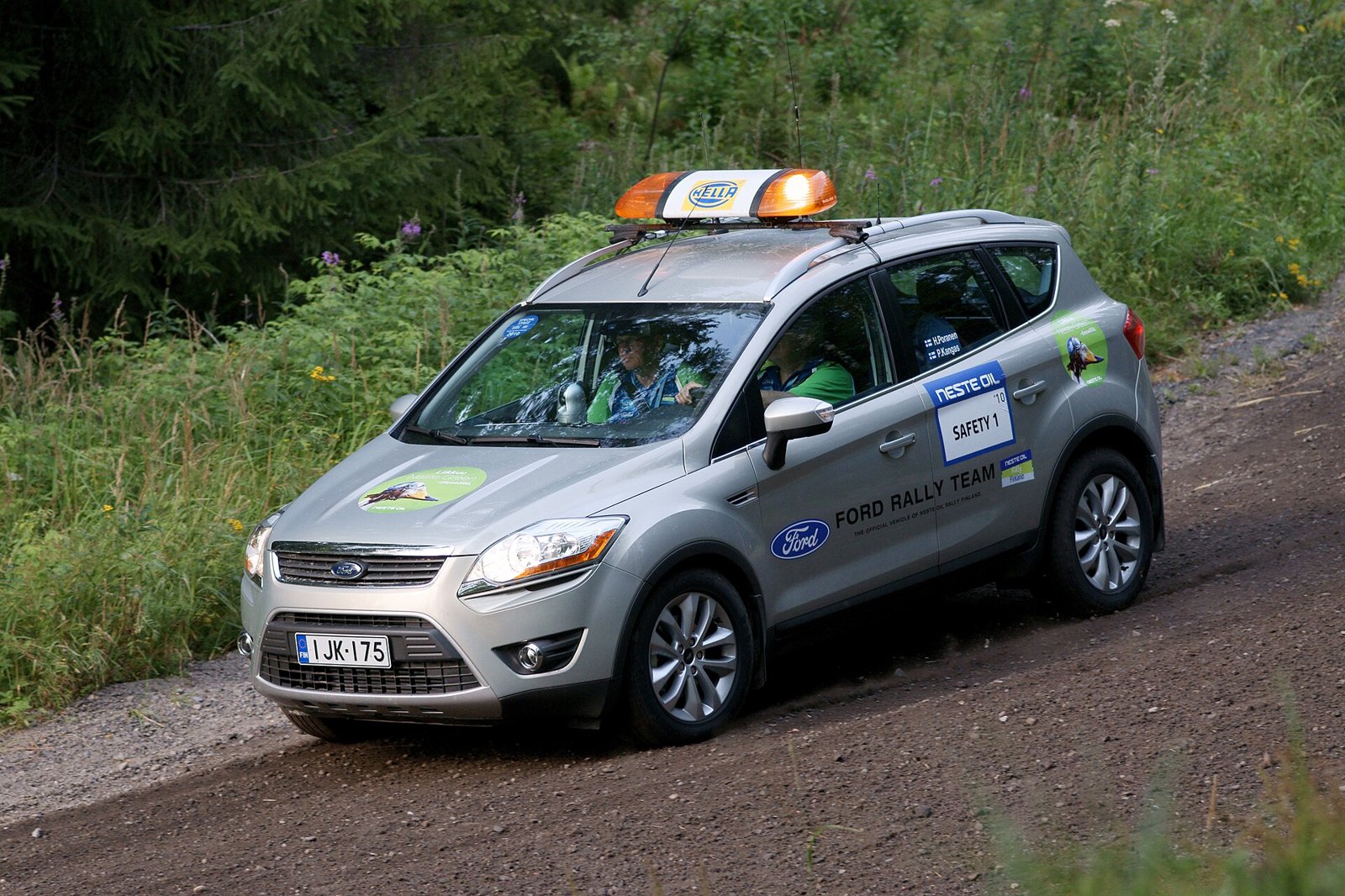 Rallyefahrzeug auf einer Bergstrasse (Symbolbild)
