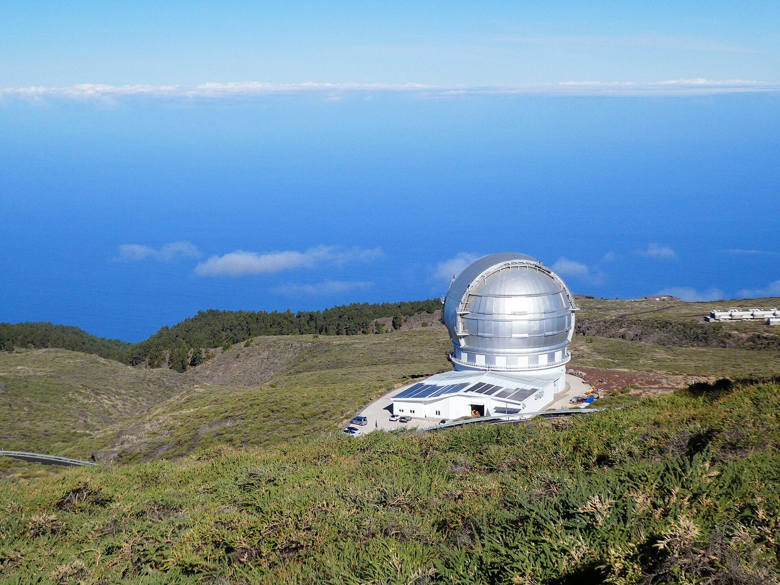 Rappresentazione artistica del Thirty Meter Telescope sotto un cielo stellato