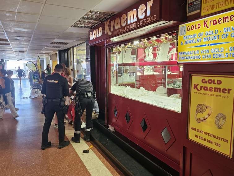 Police outside the Gold Kraemer jeweller in the CITA centre after the raid