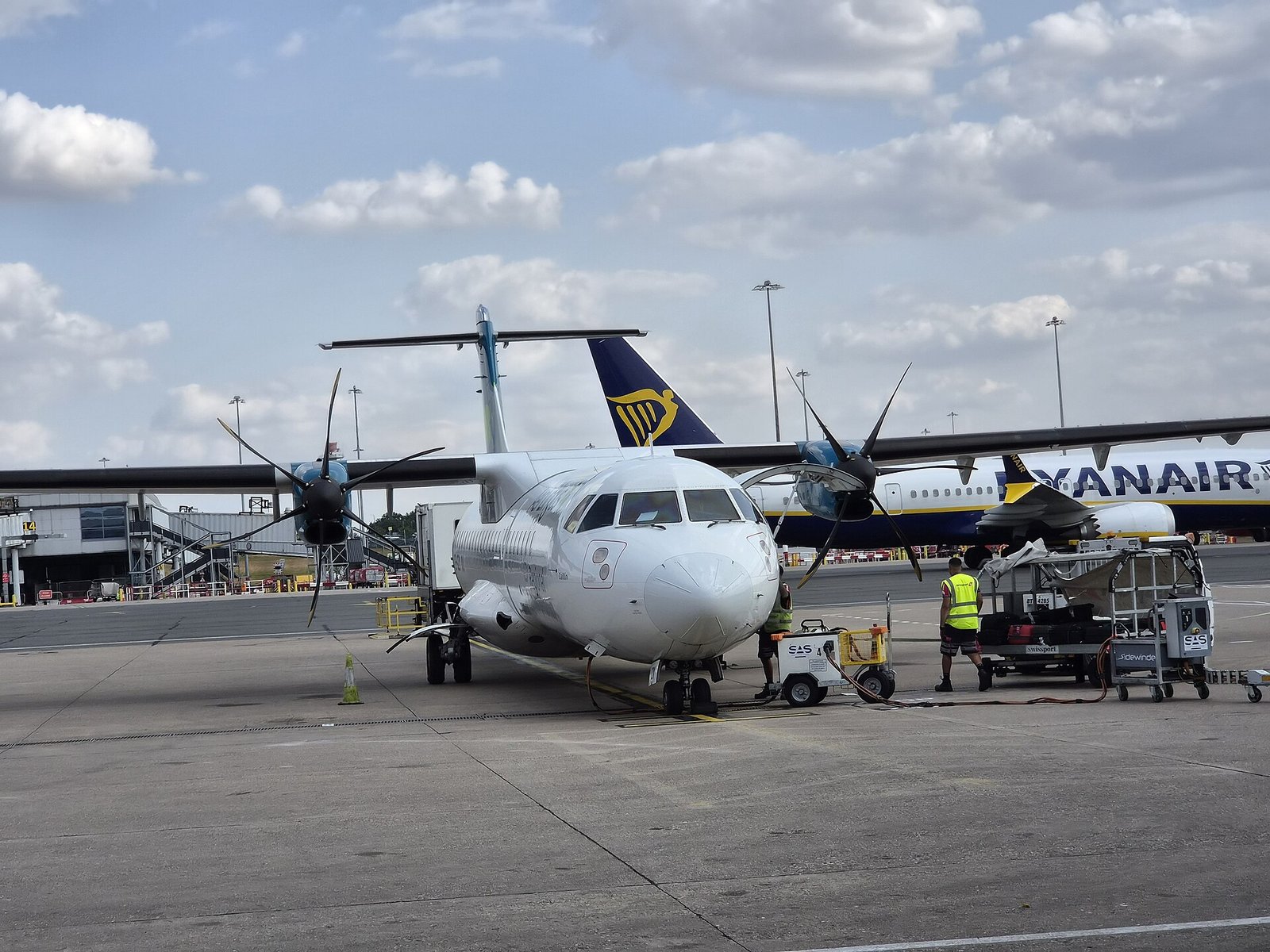 Avión de Binter aproximándose a una isla canaria con el océano de fondo