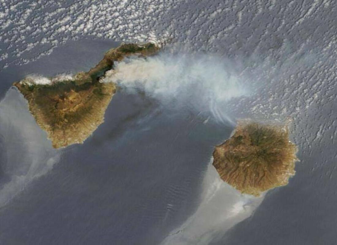 Satellite image of a wildfire on Tenerife, smoke plumes drifting across the Atlantic towards Gran Canaria
