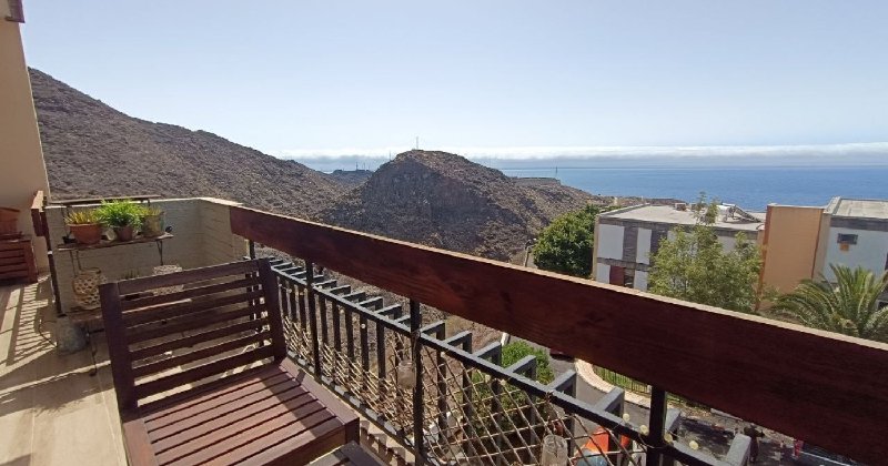 Balcone di un appartamento in affitto alle Canarie con vista mare — mercato dell'affitto sotto pressione