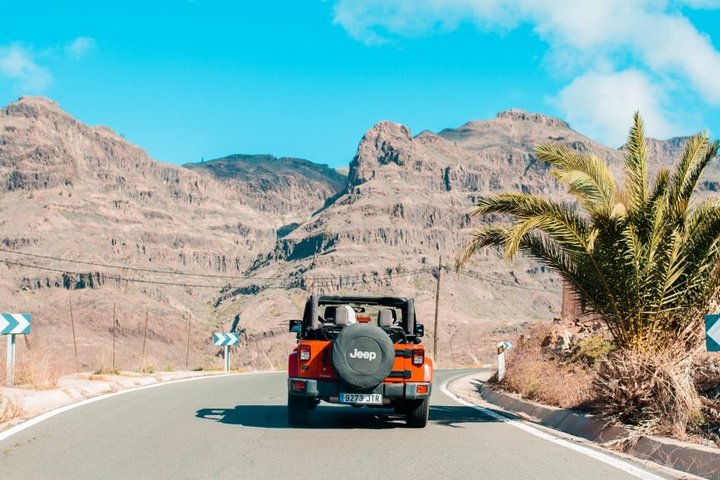 Guidare a Gran Canaria — Jeep su strada costiera